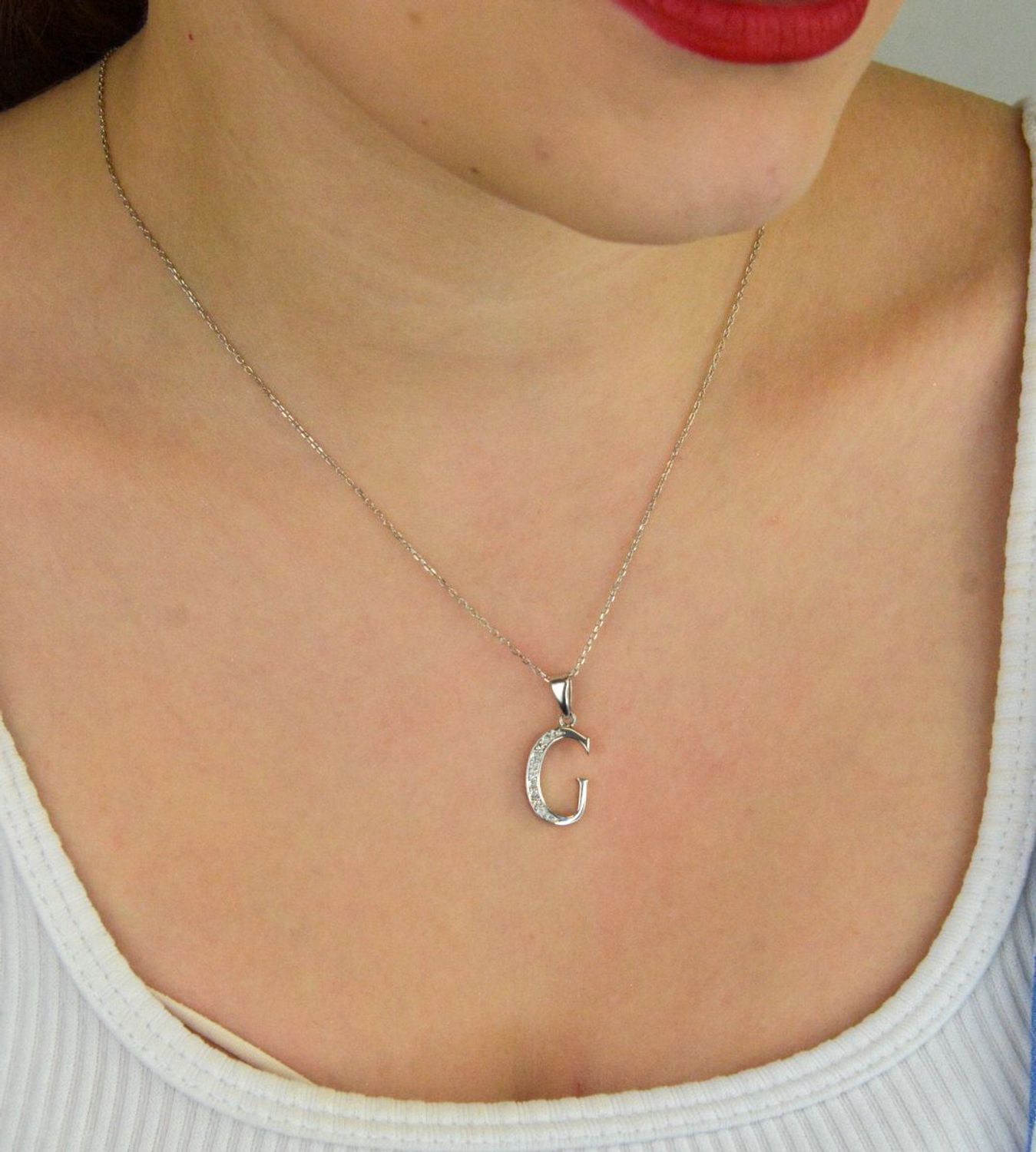 Zawieszka srebrna 925 AP17-0206 G – literka G zdobiona cyrkoniami. Wymiary 2,5x1,0 cm, waga 1,20 g. Elegancka, subtelna biżuteria z przesłaniem – idealna na prezent.1.jpg